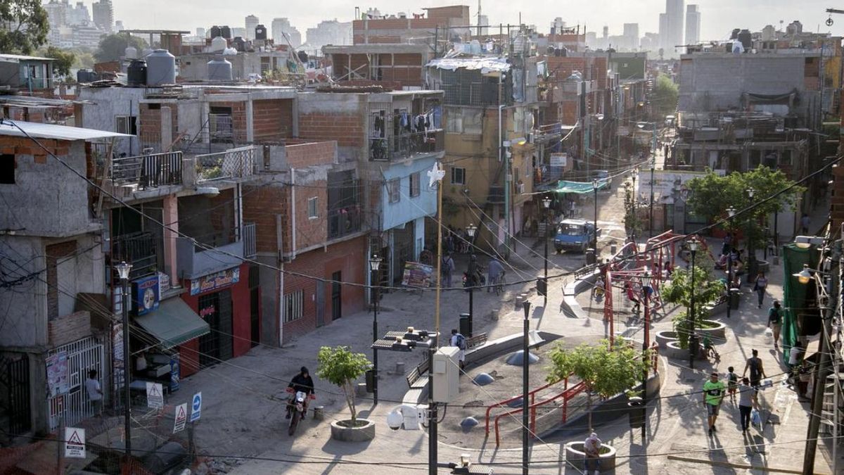 En muchos barrios populares, el piso que falta construir es hoy la última moneda de pago frente al prestamista del barrio.