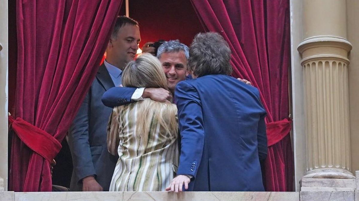 Martín Menem y el abrazo con Javier y Karina Milei en la sesión de jura de los nuevos diputados.