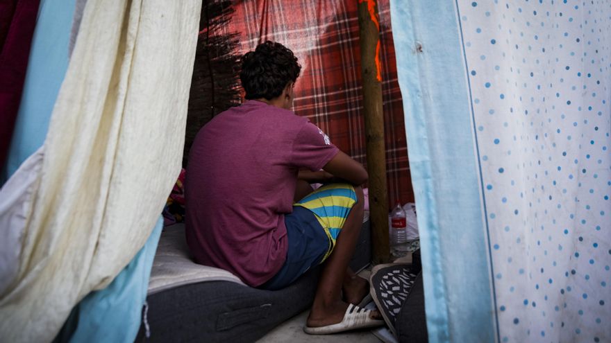 Militares rocían con gas pimienta a menores migrantes en Ceuta mientras caminan o vuelven de comprar comida