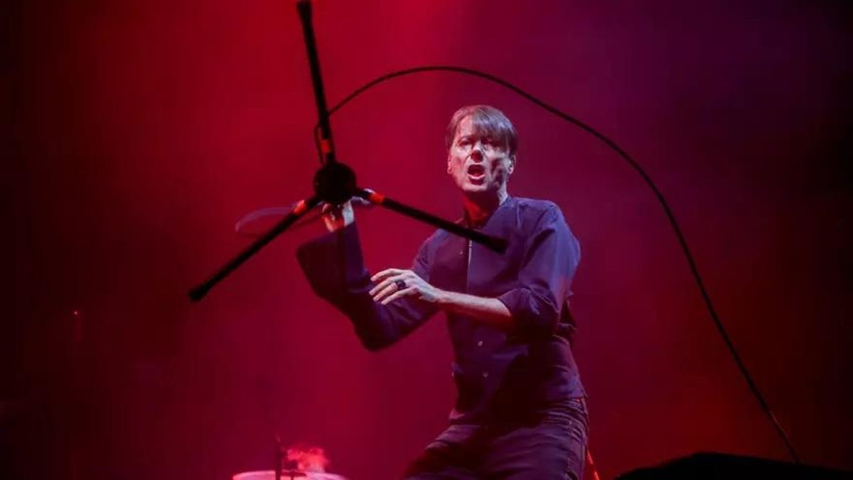 Brett Anderson, cantante de Suede, juega con el pie de micro durante el concierto de Suede en un festival.