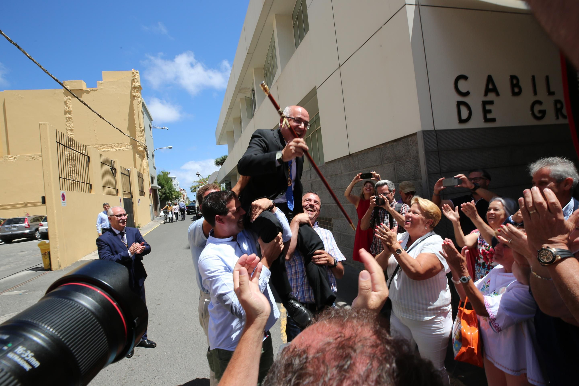 Antonio Morales sale a hombros de la sede del Cabildo de Gran Canaria. (ALEJANDRO RAMOS)