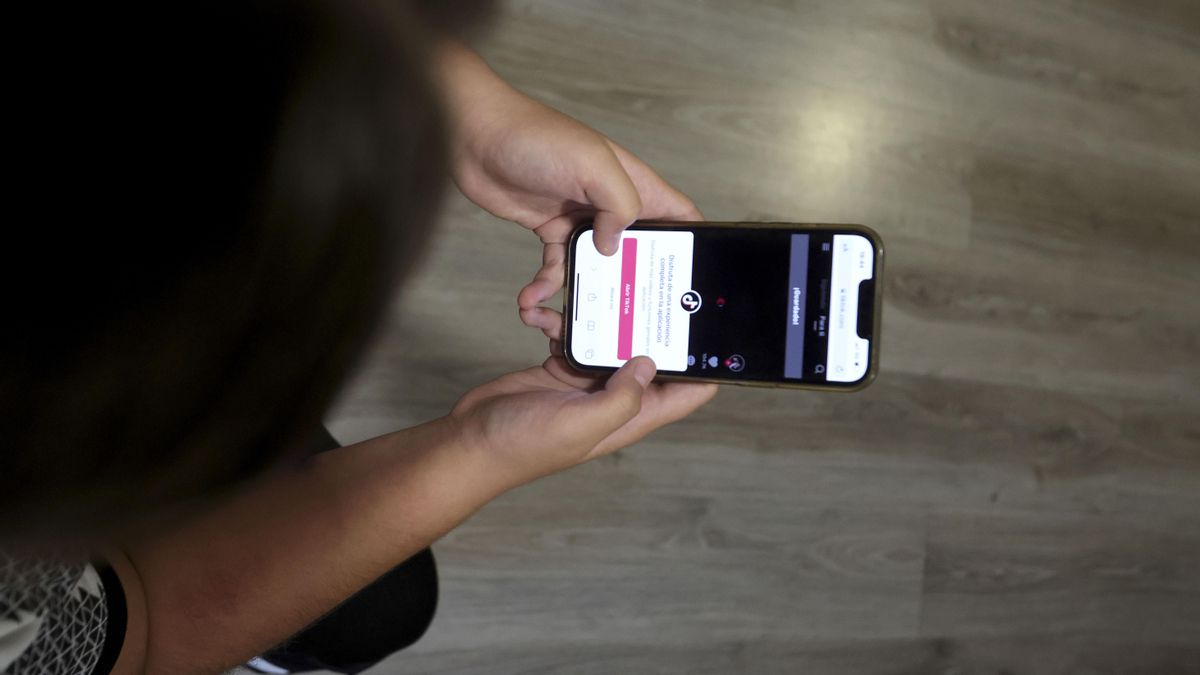 Una joven consulta su teléfono móvil, en una imagen de archivo. EFE/ J.M. García
