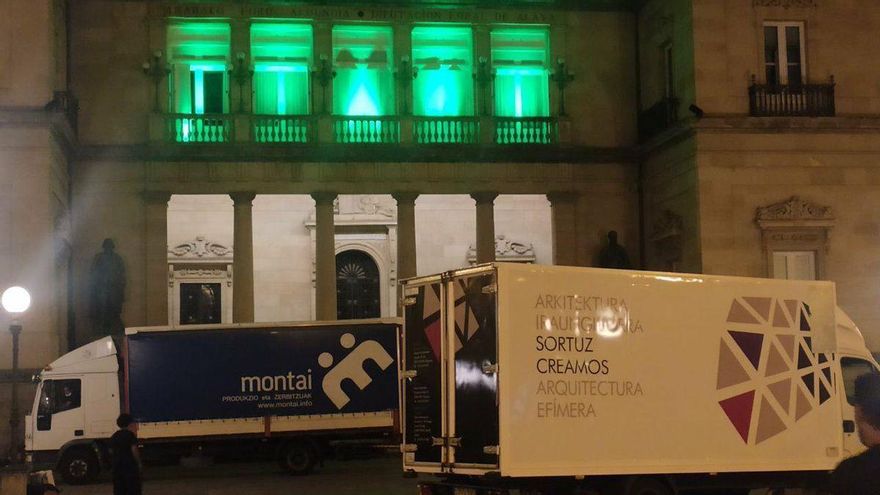 Dos camiones de Montai -uno sin rotular- en Vitoria este verano