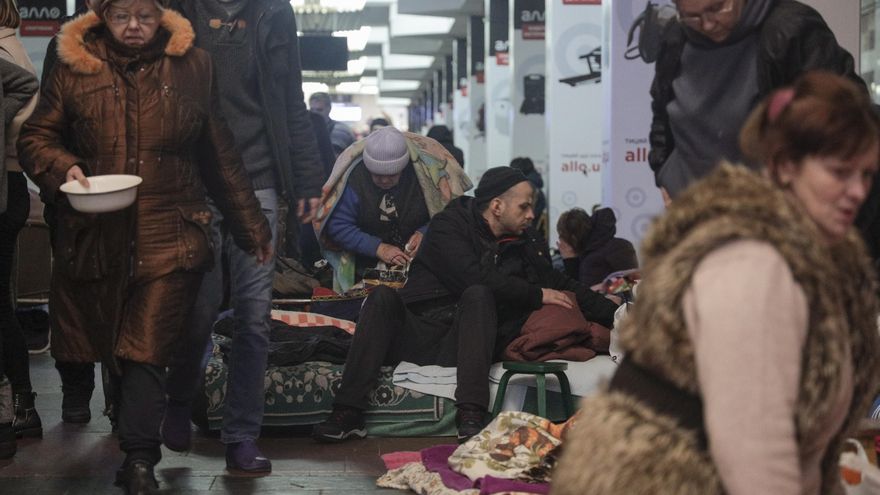 Ciudadanos de Járkov, en el este de Ucrania, permanecen refugiados del asedio ruso en el metro de la ciudad. EFE/EPA/STANISLAV KOZLIUK