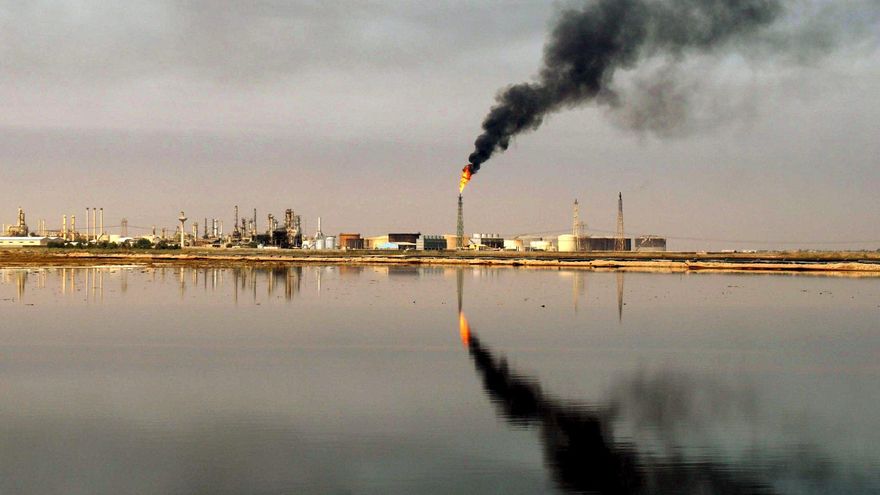 Imagen de archivo de una refinería de petróleo. EFE/ALAA AL-SHEMAREE