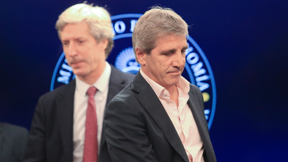El presidente del BCRA, Santiago Bausili, y el ministro de Economía, Luis Caputo.