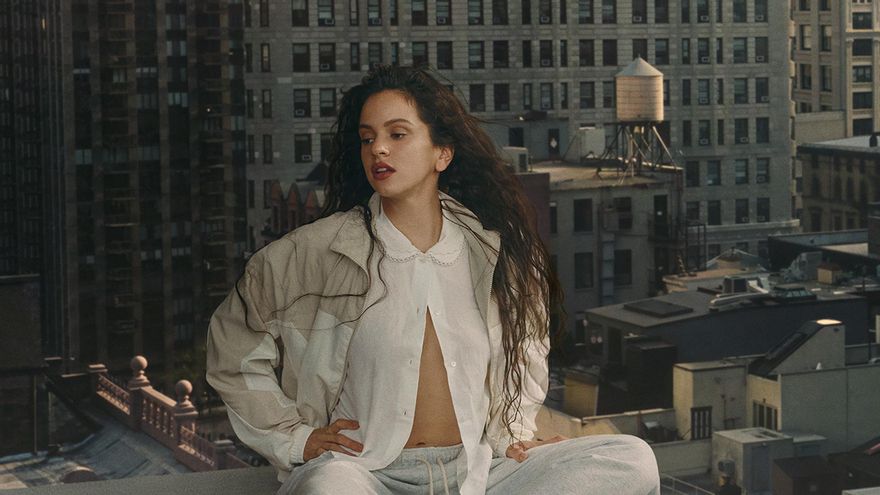 Rosalía, muy deportiva, nueva embajadora global de la firma New Balance