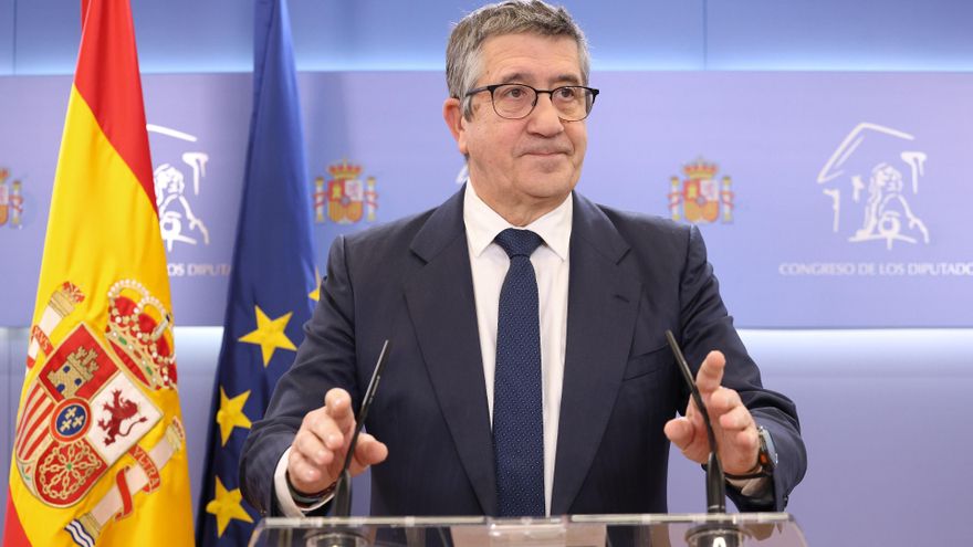 El portavoz del PSOE, Patxi López, durante una rueda de prensa en el Congreso