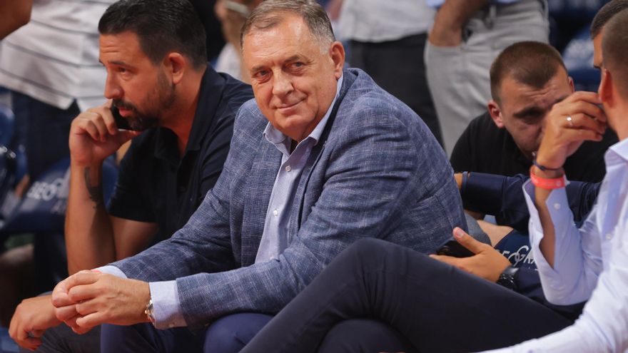 El Parlamento serbobosnio convoca un referendo contra la destitución del líder secesionista Dodik