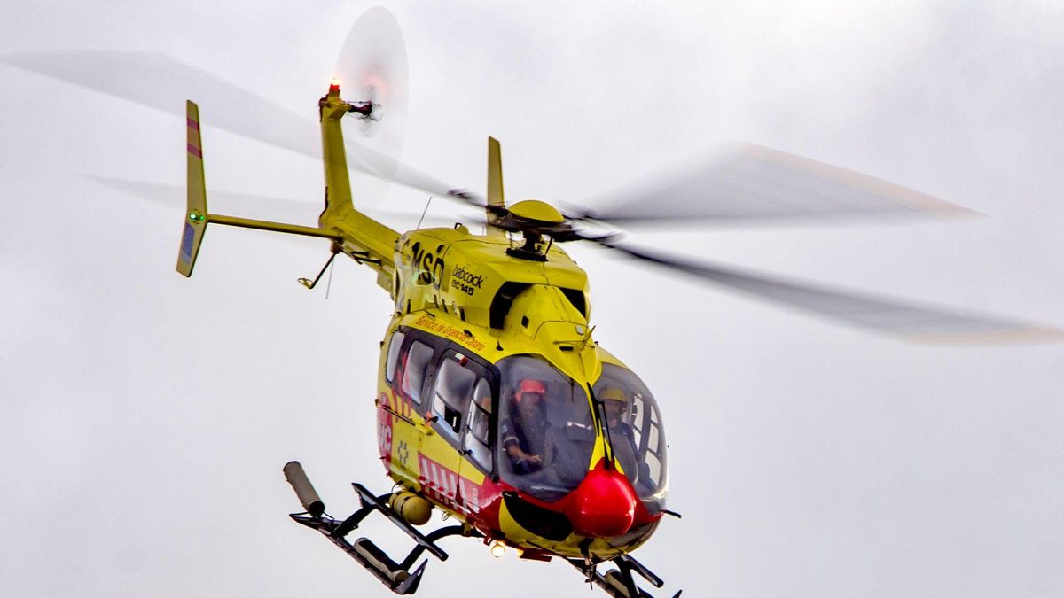 Un golpe de mar arrastra a un hombre en La Graciosa y obliga a evacuarlo en helicóptero con un traumatismo grave