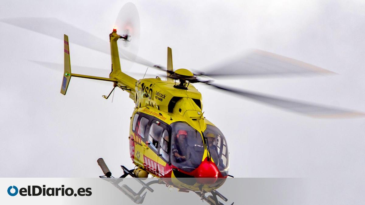 Un golpe de mar arrastra a un hombre en La Graciosa y obliga a evacuarlo en helicóptero con un traumatismo grave