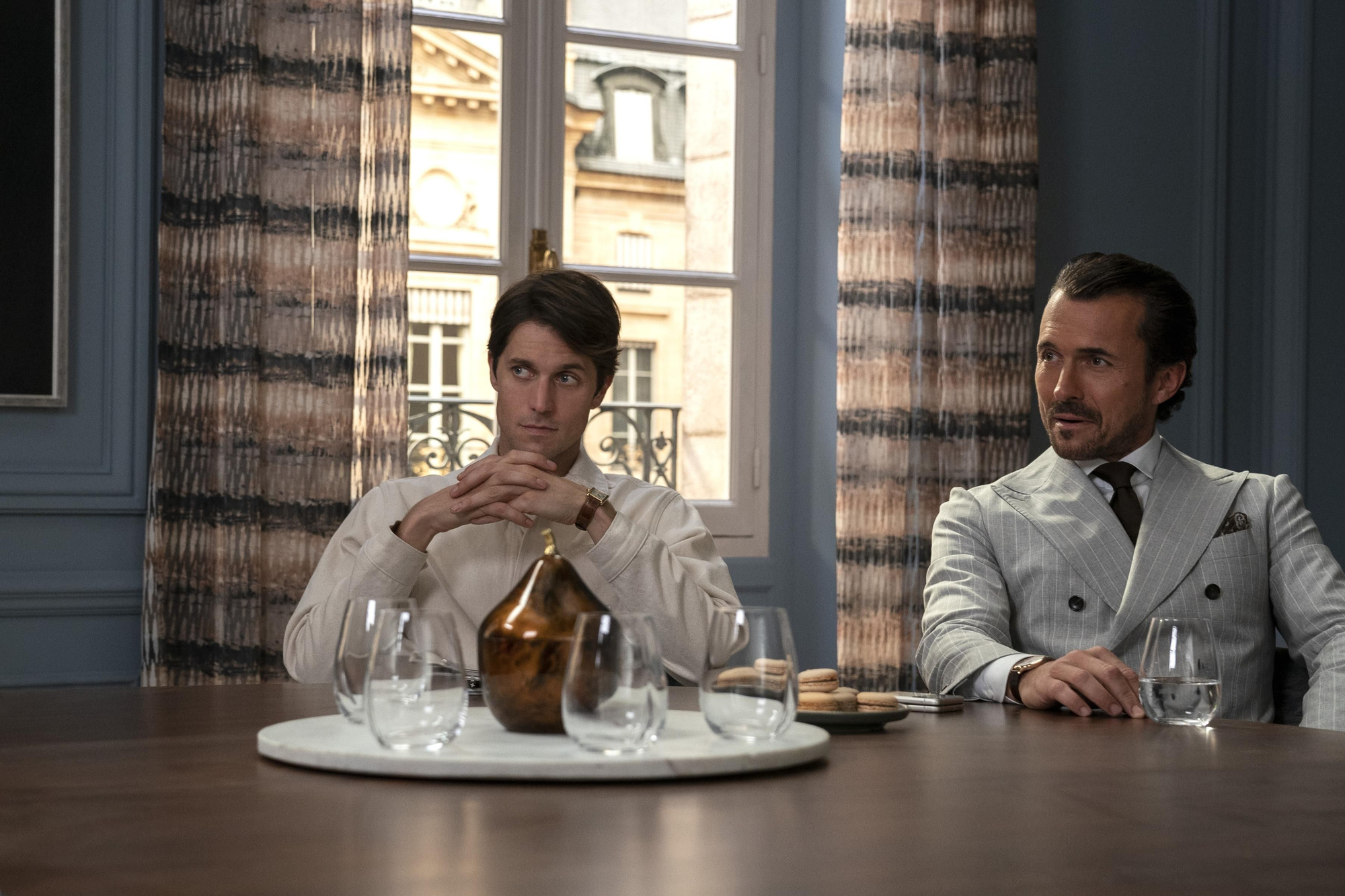 Lucas Bravo y William Abadie, en la tercera temporada de 'Emily in Paris'