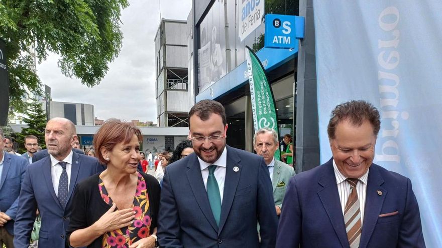 El presidente del Principado de Asturias, Adrián Barbón, entre la alcaldesa de Gijón, Carmen Moriyón, y el presidente de la Cámara de Comercio de Gijón, Félix Baragaño, durante la visita institucional a la 67 edición de Fidma, en Gijón.