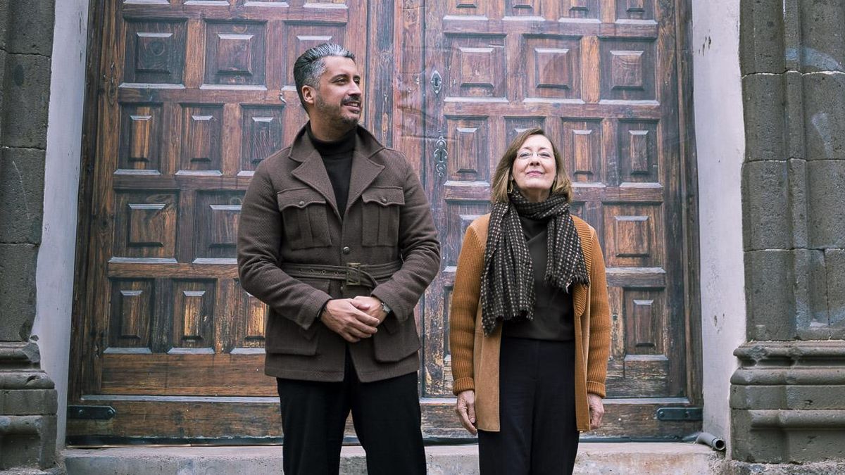 El alcalde de La Laguna, Luis Yeray Gutiérrez y la catedrática de Historia del Arte de la Universidad de La Laguna, Maisa Navarro, quien explicó los detalles del trazado fundacional.