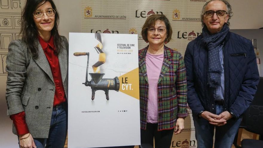 La concejala de Acción y Promoción Cultural, Evelia Fernández (C), presenta junto a los directores del Festival de Cine y Televisión Reino de León, Tomás Martínez y María Oliden./ Carlos S. Campillo / ICAL