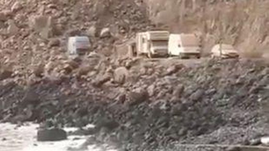 Vehículos cubiertos de rocas y polvo tras el derrumbe. Bajo la pared de rocas a la izquierda de la imagen discurría la carretera de Argaga
