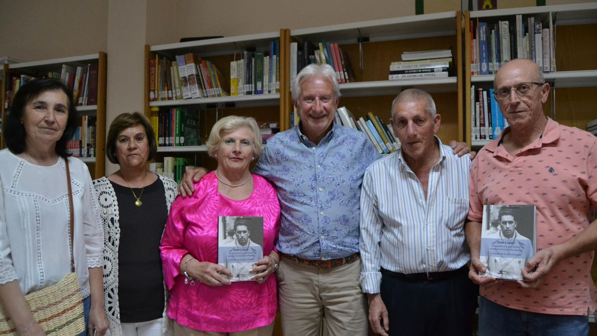 Helios López, en el centro, con los sobrinos de Antonio Rebollo