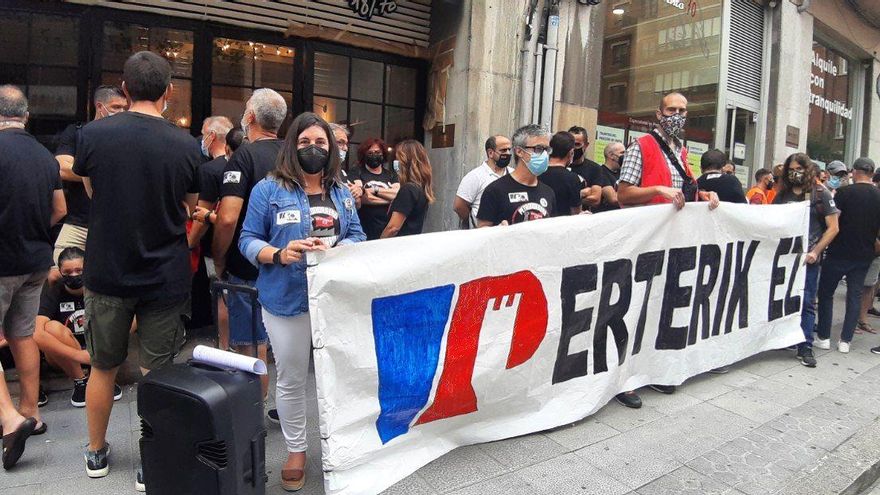 Arantza, administrativa en Petronor, durante la concentración por el ERTE