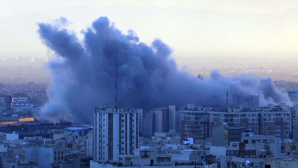 El humo se eleva tras un ataque aéreo en el centro de Teherán, el 3 de marzo de 2026.