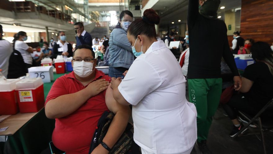 Una trabajadora de Salud vacuna un profesor durante una jornada de vacunación masiva contra la Covid-19, en la Biblioteca Vasconcelos de Ciudad de México (México). EFE/ Sáshenka Gutiérrez/Archivo