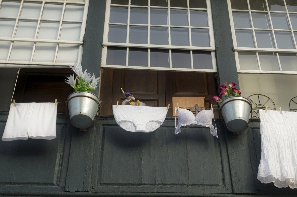 Ropa 'indiana' tendida un día después del 'desembarco'. Foto: MAURO CASTRO