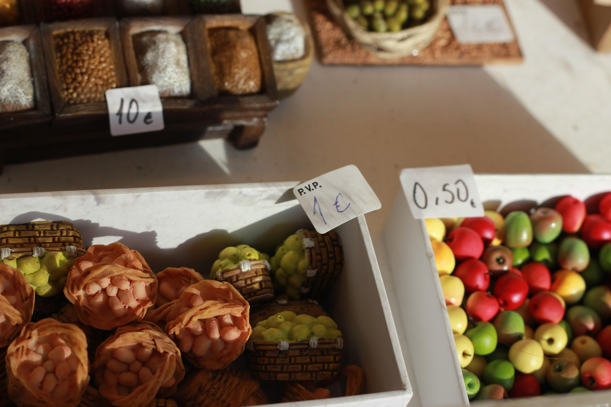 Recorrido puesto a puesto por la Navidad en la Plaza Mayor de Madrid