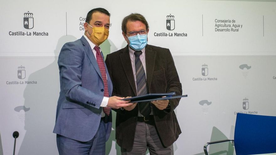 El consejero firma un convenio con el presidente de ANIPAN. JCCM