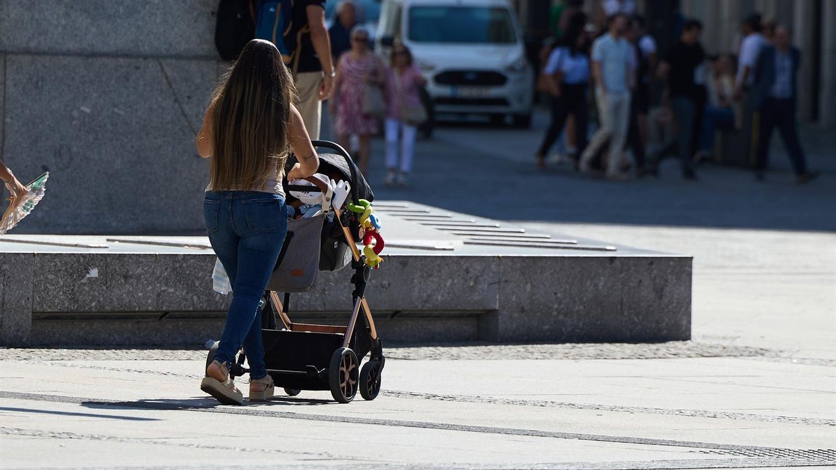 Una mujer con un carrito de bebé, a 15 de julio de 2025, en Madrid