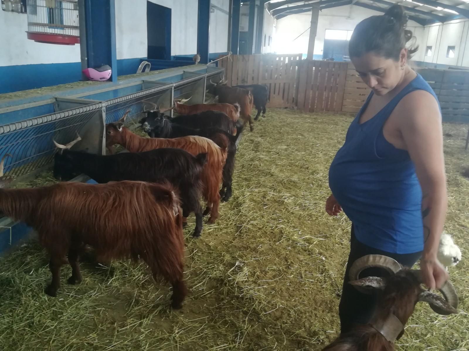 Brenda, embarazada de nueve meses, en su granja.