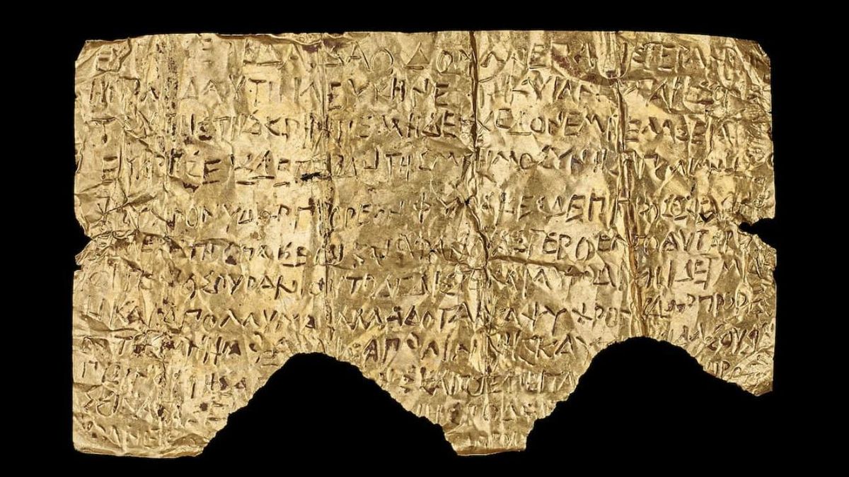 La lámina rectangular, escrita en griego antiguo entre los siglos IV y III a C, utilizaba el hexámetro dactílico y presentaba pequeñas lagunas