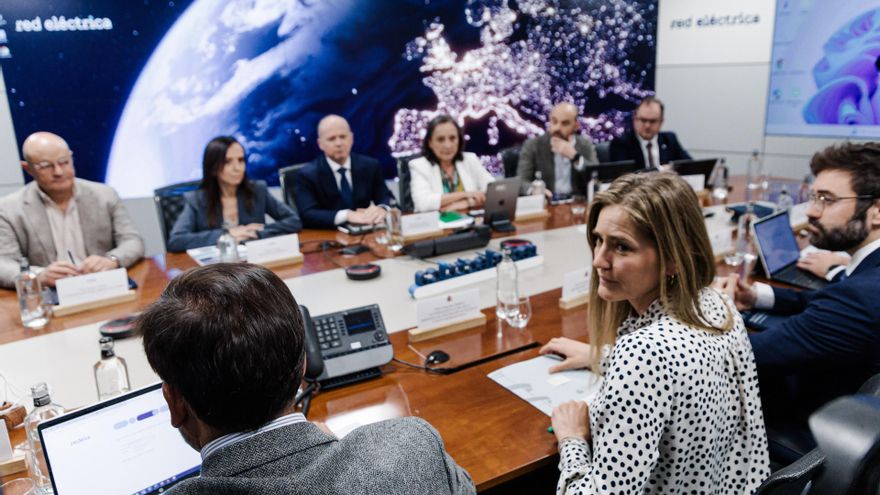 La vicepresidenta tercera y ministra para la Transición Ecológica, Sara Aagesen y la presidenta de REE , Beatriz Corredor, en la reunión para el análisis de la crisis eléctrica, en la sede de REE, a 3 de mayo de 2025, en Madrid (España).