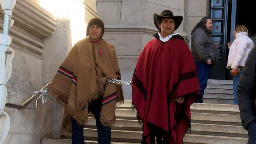 Integrantes del Tercer Malón se encadenaron en Tribunales y fueron visitados por Pérez Esquivel