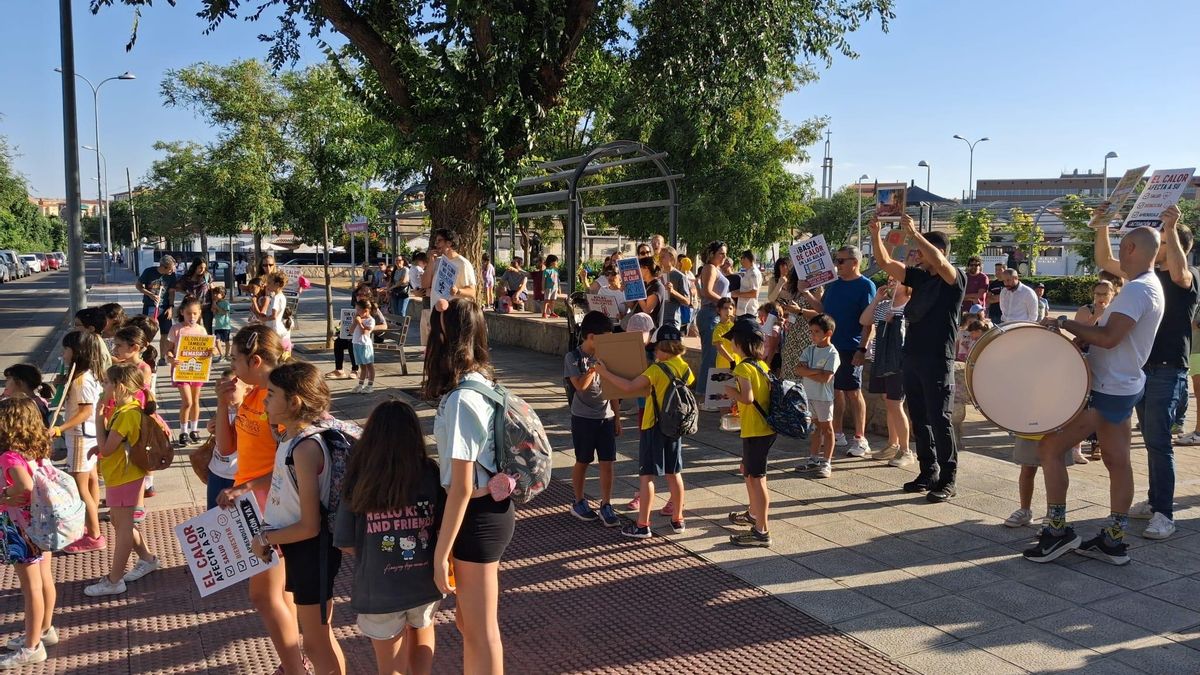 "Histórica" concentración de las 16 AMPA de Toledo para pedir climatizar las aulas tras registros térmicos de 30 grados
