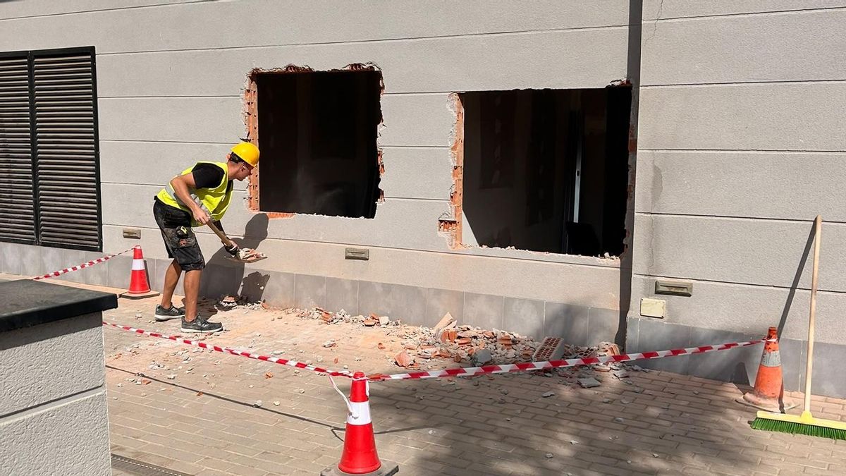 La indefensión vecinal ante los promotores de apartamentos turísticos en València: zonas comunes reventadas sin permiso