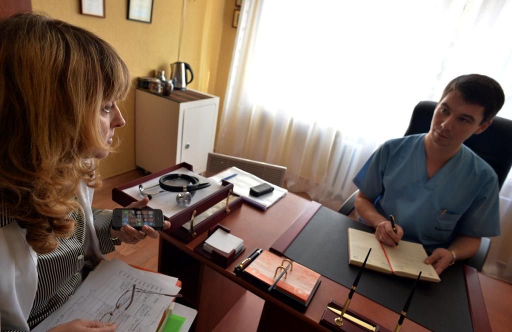 El Dr. Ganich es cirujano en el Hospital Civil Svitlodarsk en Donetsk, uno de los hospitales que reciben apoyo de MSF: "Cuando el  bombardeo comenzó, nosotros, los médicos, estábamos muy preocupados porque teníamos que tratar a pacientes con heridas de guerra provocadas por balas o metralla. Nunca antes nos habíamos enfrentado a este tipo de lesiones. Lo más difícil ha sido tratar a personas con heridas graves, especialmente a los niños. No hemos podido salvarlos a todos". Fotografía: Julie Rémy / MSF