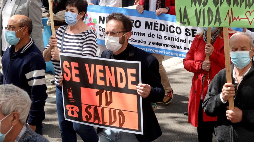 Varios manifestantes recorren las calles de Salamanca este domingo en la octava "marea blanca" convocada por la Plataforma de Salamanca en Defensa de la Sanidad Pública. EFE/JM García