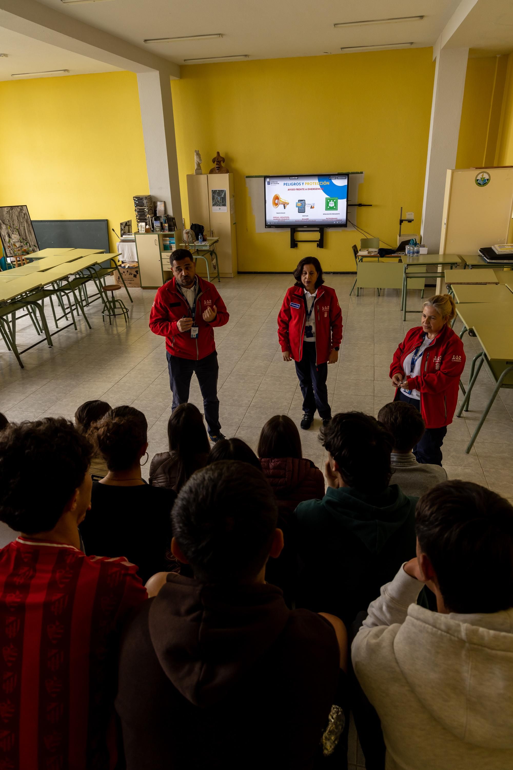 Charla de formación sobre incendios forestales por parte de personal técnico de Protección Civil.