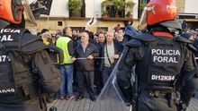 Vecinos de Alsasua colaboran con la Policía Foral para contener a los manifestantes contra el acto de Ciudadanos del pasado noviembre en Alsasua.