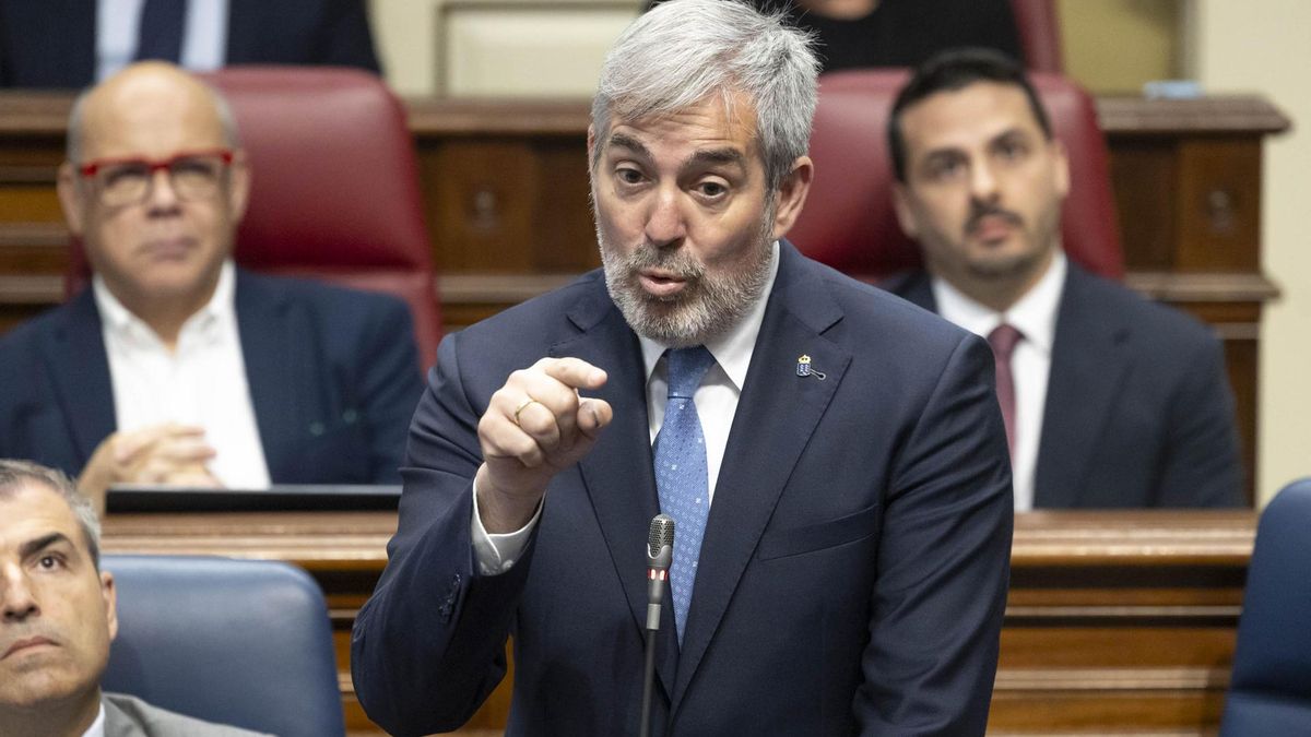 Clavijo, en la sesión de control al Gobierno en el Parlamento de Canarias, este martes.