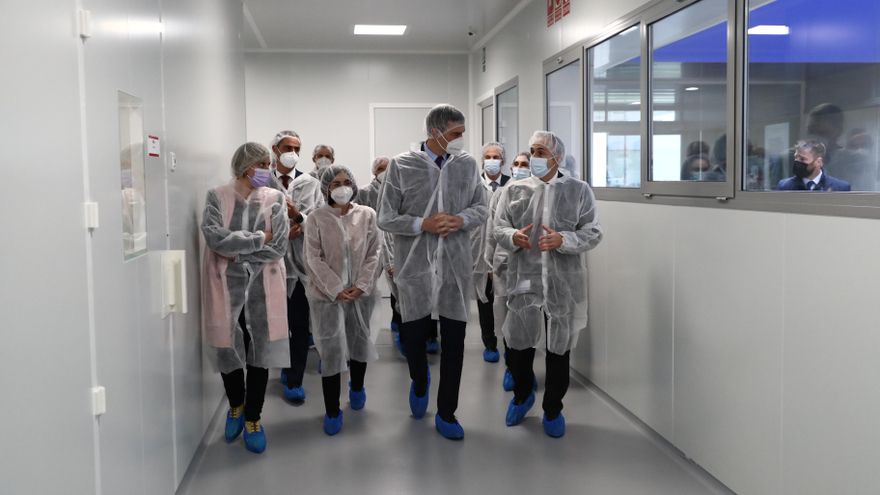 El presidente Pedro Sánchez y los ministros Darias y Duque han visitado los laboratorios en Hipra en Girona