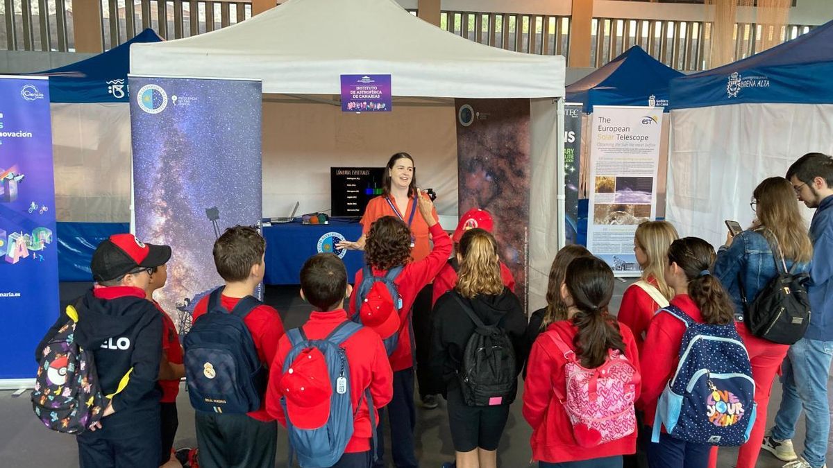 Estudiantes visitan el stand del IAC en la Miniferia de la Ciencia y la Innovación 2025  que se celebra en La Palma.