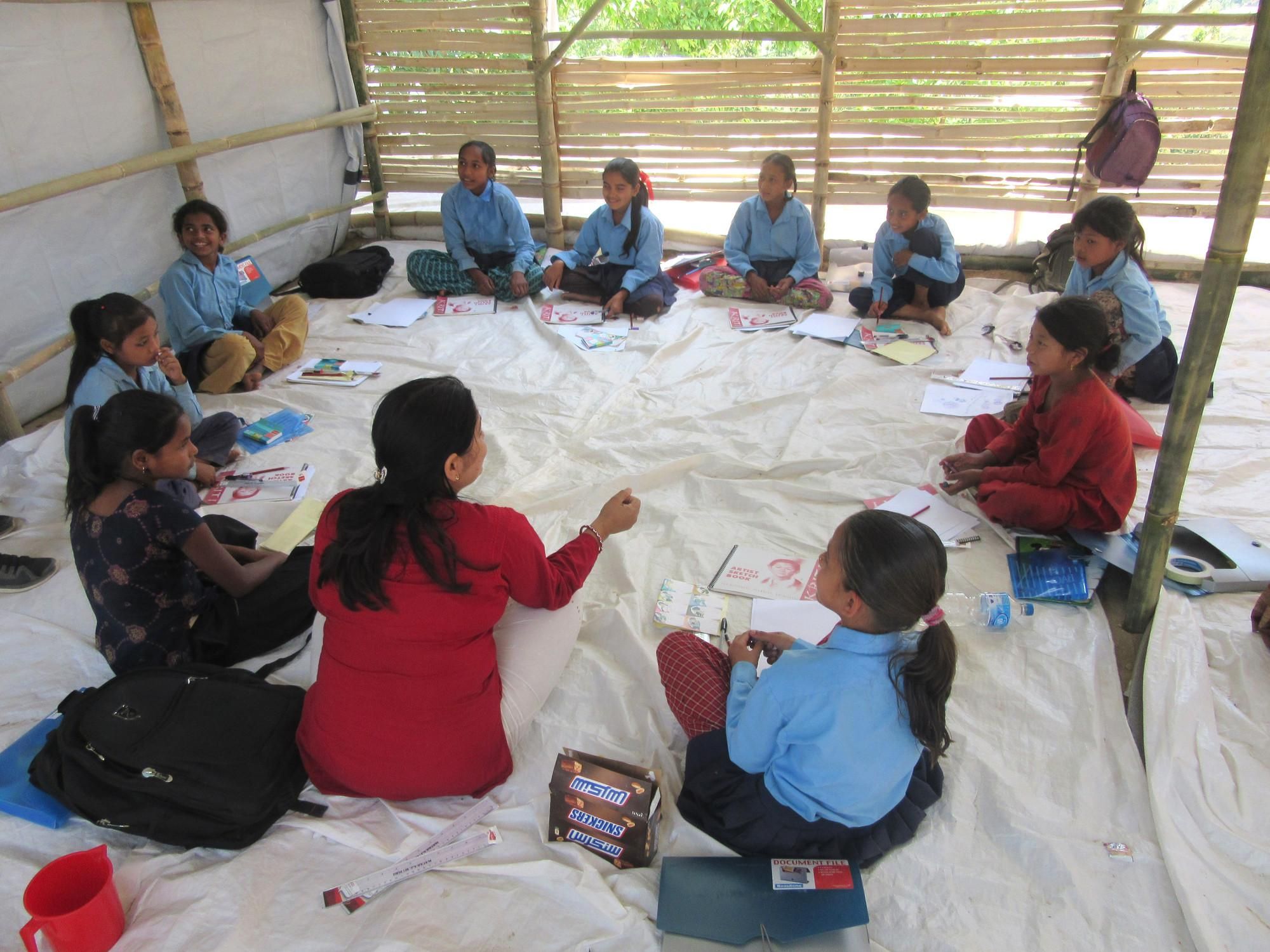 Clase impartida en un Centro de Educación Temporal en el distrito de Nuwakot, Nepal. Tras el terremoto se crearon 1793 centros educativos provisionales, pero un millón de niños y niñas sigue sin ir al colegio. Foto: Save the Children