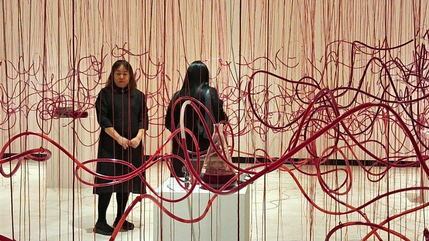 Sangre, vida y sanación tras un cáncer: el hilo rojo de la artista japonesa Chiharu Shiota llega por primera vez a Euskadi