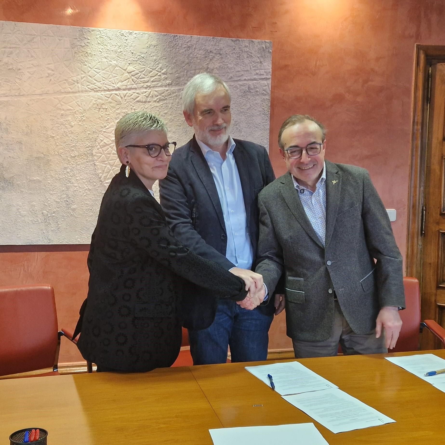 Un apretón de manos entre la consejera de Salud, Concepción Saavedra; el gerente del Sespa Aquilino Alonso, y el secretario general del Simpa, José Antonio Vidal, ha sellado el acuerdo que pone fin a la huelga de médicos en Asturias.