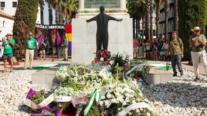 Ofrendas florales al monumento a Blas Infante en el 89 aniversario de su fusilamiento.