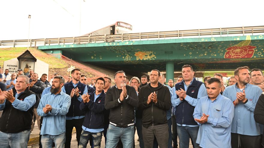 "El paro es por tiempo indeterminado hasta que suelten a los compañeros", dicen los choferes