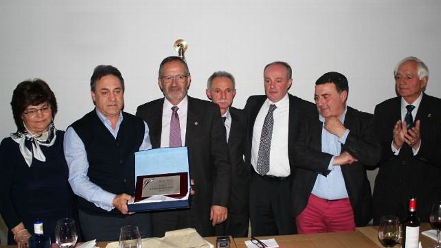 Laurentino Díez Prieto recibe la plaza municipal.