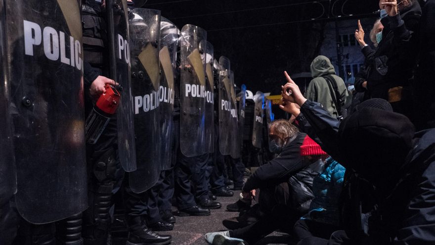 Utilizar la COVID-19 para atacar los derechos humanos: Amnistía Internacional denuncia los abusos globales cometidos en pandemia