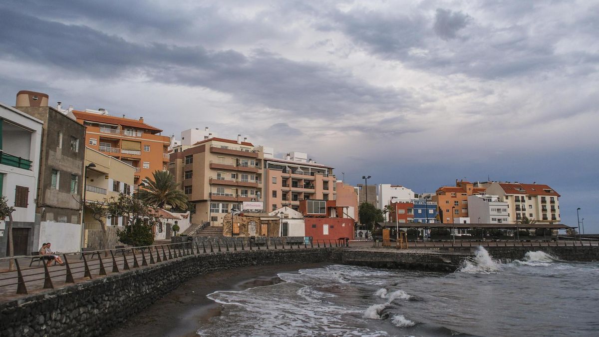 Una mujer en la costa del municipio de La Laguna, en Tenerife, este miércoles. EFE/Alberto Valdés