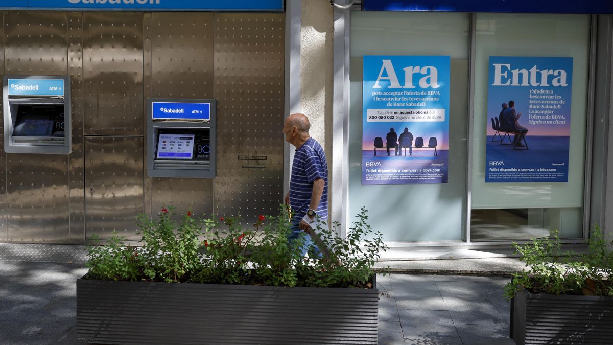 Una oficina del BBVA junto a otra del Banco de Sabadell en Barcelona.
